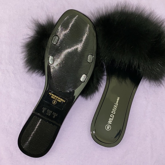 New fur slides 🖤 - Picture 3 of 3